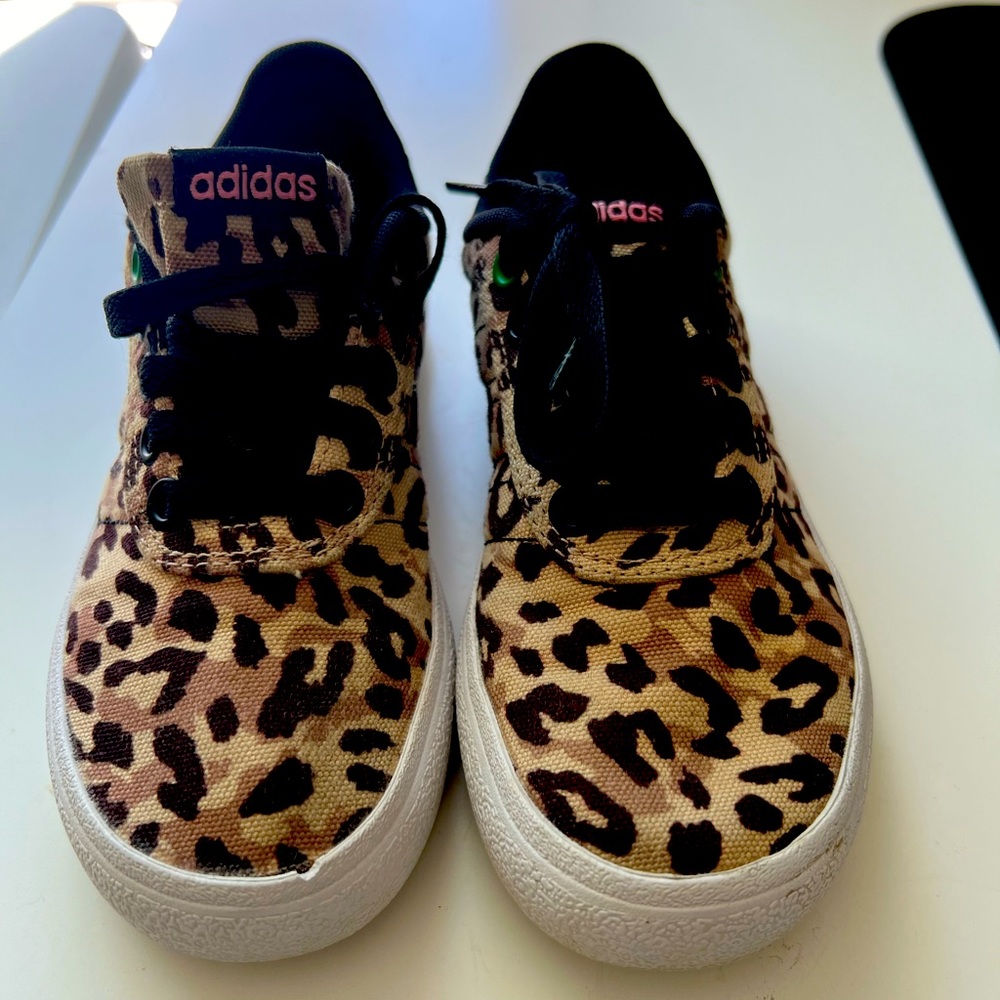 Adidas Youth Size 12k Vulcraid3r
Skate Shoe Sneaker.